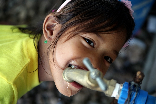 힐루퉁안 섬의 한 여자 어린이가 정수된 빗물을 마시고 있다.ⓒ전국재해구호협회